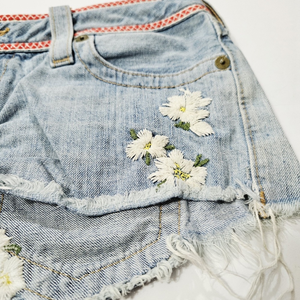 True Religion Cut Off Joey Shorts Floral Embellished Denim Women's Size 31 - Picture 2 of 8